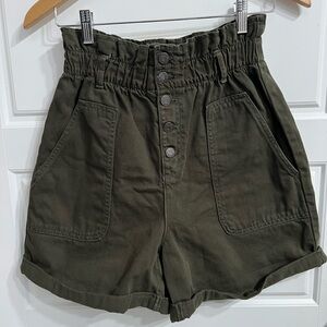 Like New Banana Republic shorts 🤍🥰